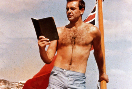 Sean Connery Sunspelin-uimahousuissa James Bond -elokuvassa Pallosalama vuonna 1965
